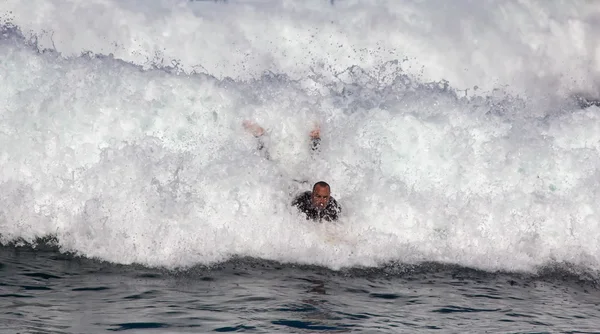 Surferzy w akcji — Zdjęcie stockowe