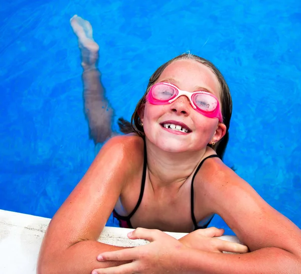 Fille dans la piscine avec des lunettes — Photo