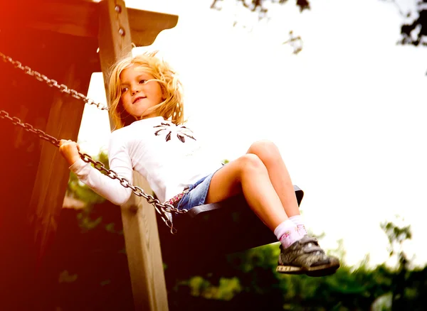 Ragazza su swing — Foto Stock