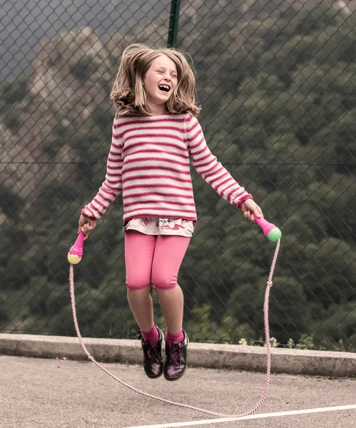 Niña saltando cuerda — Foto de Stock