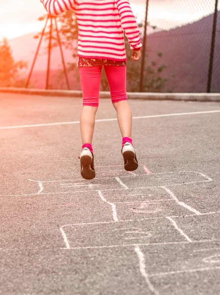 Criança no hopscotch — Fotografia de Stock