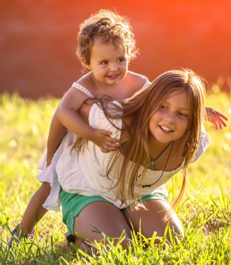 küçük kız kardeş