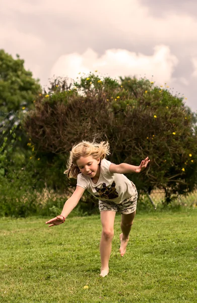 Meisje op weide — Stockfoto