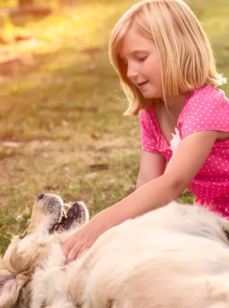 Flicka kramar golden retriever hund — Stockfoto