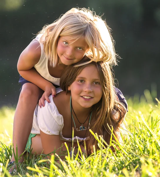 Kleine Schwestern — Stockfoto