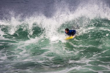 San Lorenzo plajda sörf atlet