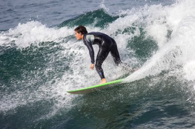 San Lorenzo plajda sörf atlet