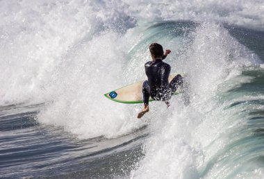 San Lorenzo plajda sörf atlet