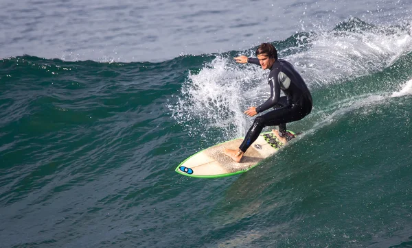 Atleet surfen op San Lorenzo strand — Stockfoto