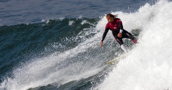 Sportiv surfing pe plaja San Lorenzo — Fotografie, imagine de stoc