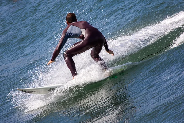 Atleet surfen op San Lorenzo strand — Stockfoto