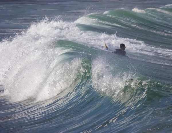 Atleet surfen op San Lorenzo strand — Stockfoto