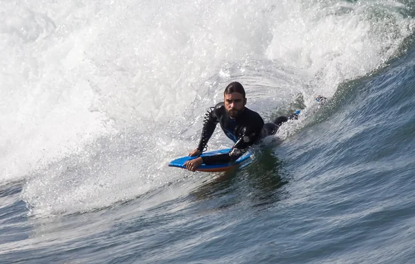 サン Lorenzo のビーチでサーフィンの選手 — ストック写真