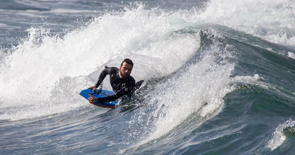 Athlete surfing on San Lorenzo beach — Stock Photo, Image