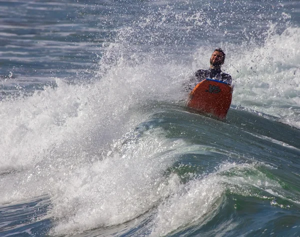 Sportler surft am Strand von San Lorenzo — Stockfoto