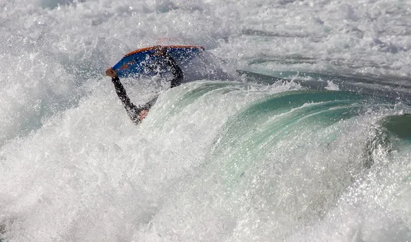 Sportler surft am Strand von San Lorenzo — Stockfoto