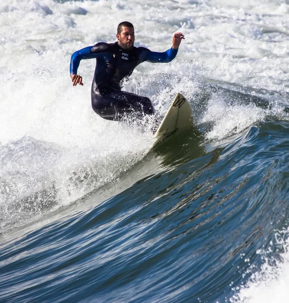 Athlete surfing on San Lorenzo beach — Stock Photo, Image