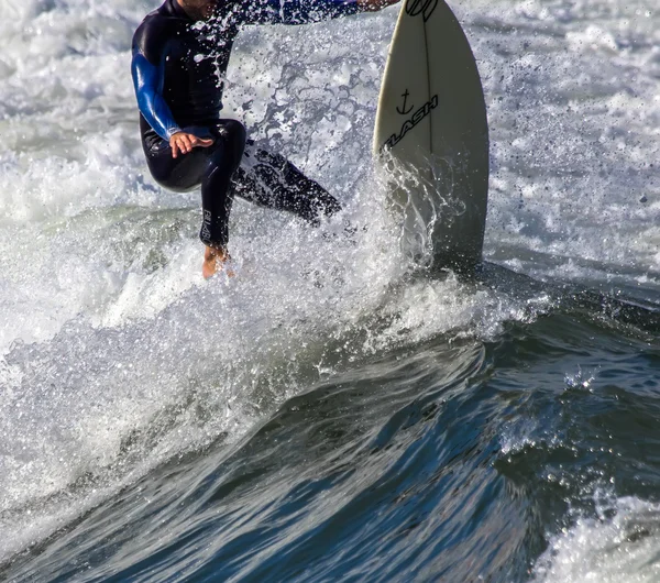 Athlete surfing on San Lorenzo beach — Stock Photo, Image