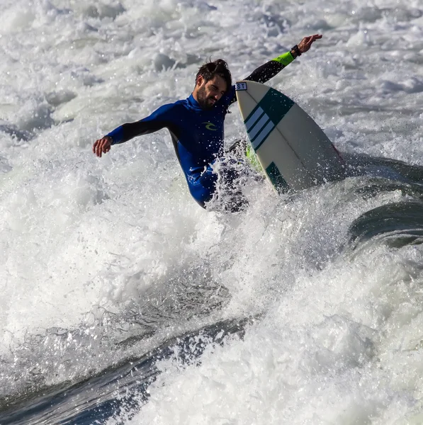 サン Lorenzo のビーチでサーフィンの選手 — ストック写真