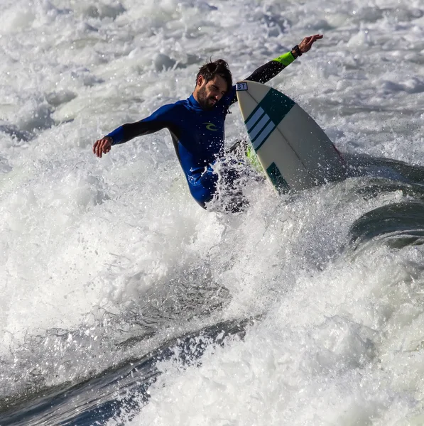 Sportler surft am Strand von San Lorenzo — Stockfoto