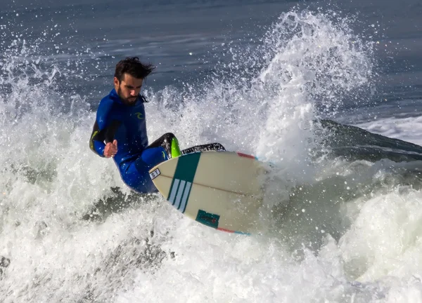 Atleta surf sulla spiaggia di San Lorenzo — Foto Stock