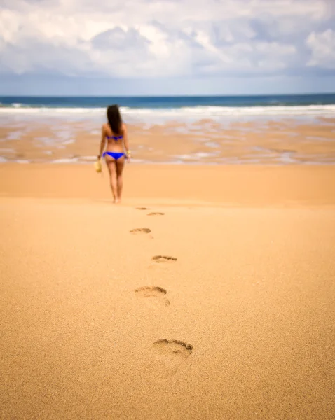 Mulher na praia — Fotografia de Stock