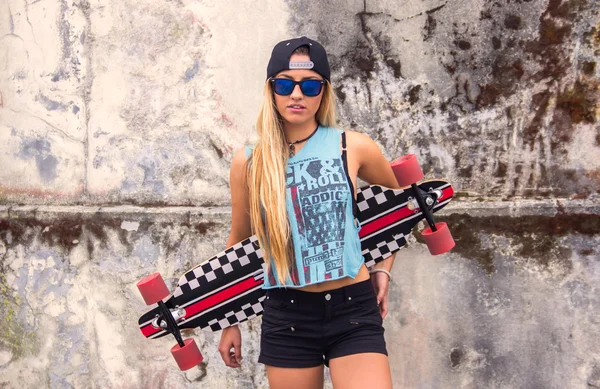 Skateboarder κορίτσι — Φωτογραφία Αρχείου