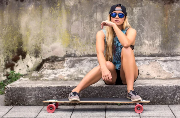 Skateboarder girl — Stock Photo, Image