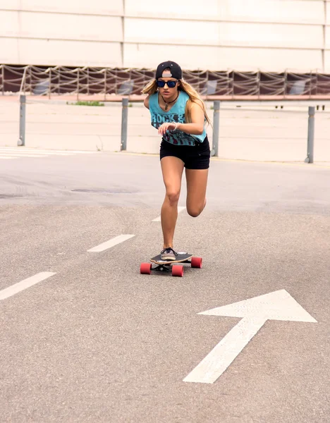 Skateboarder κορίτσι — Φωτογραφία Αρχείου