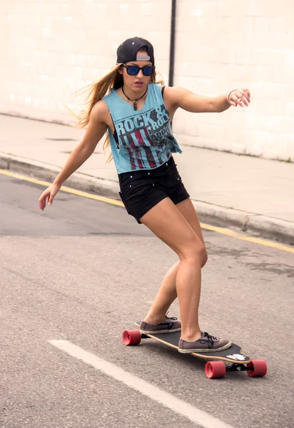 Skateboarder girl — Stock Photo, Image