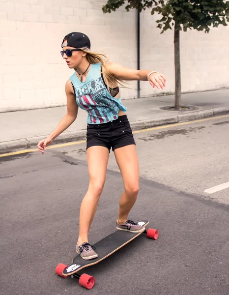 Skateboarder girl — Stock Photo, Image