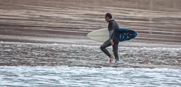 L'uomo che fa surf su un'onda nel mare — Foto Stock