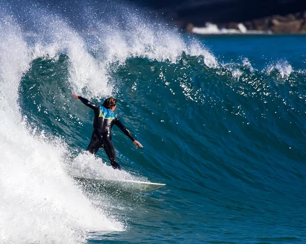 Man surfen op een golf in de zee — Stockfoto