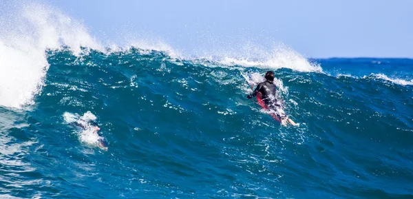 L'uomo che fa surf su un'onda nel mare — Foto Stock