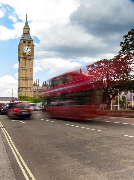 Κόκκινο λεωφορείο και ταξί κοντά στη γέφυρα Westminster — Φωτογραφία Αρχείου