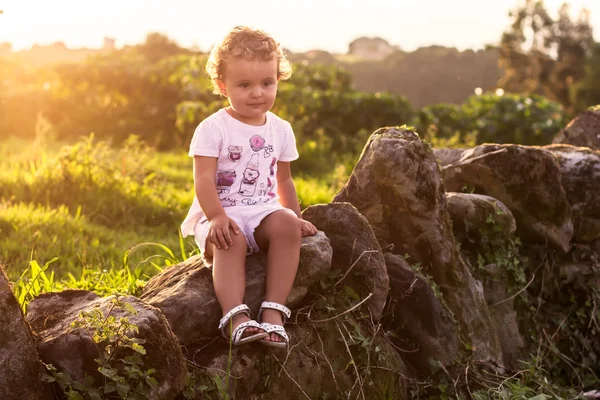 Liten flicka på landsbygden — Stockfoto