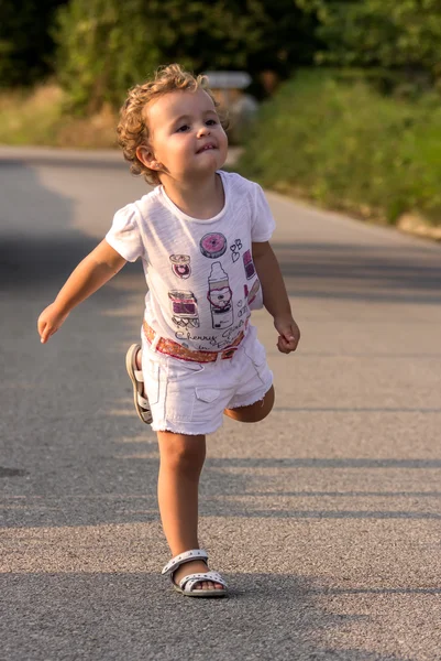 Little girl in the countryside — Stock Photo, Image