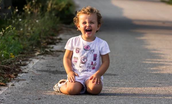 Kırsal kesimde küçük kız — Stok fotoğraf