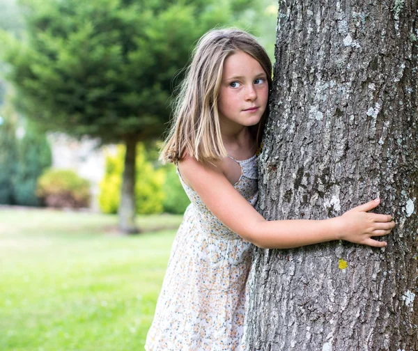 Liten flicka i skogen — Stockfoto