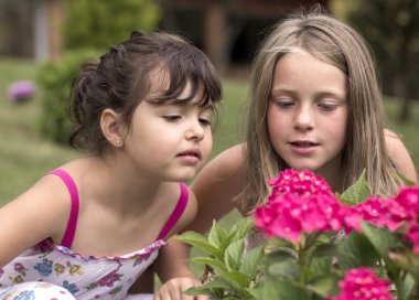 Küçük kız bir çiçek arıyor