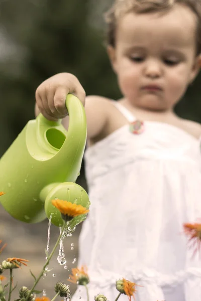 Baby met douche — Stockfoto