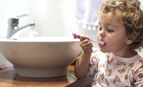 Ragazza lavare i denti — Foto Stock