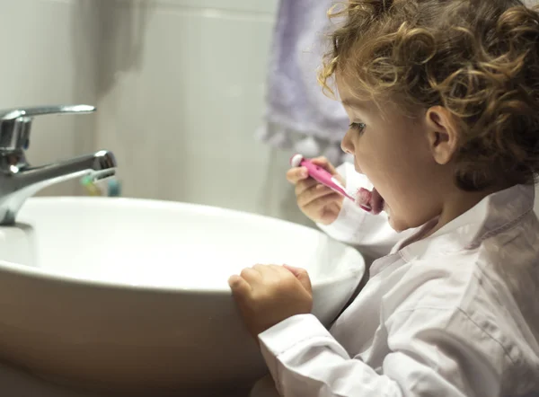 Μικρό κορίτσι πλύσιμο δοντιών — Φωτογραφία Αρχείου