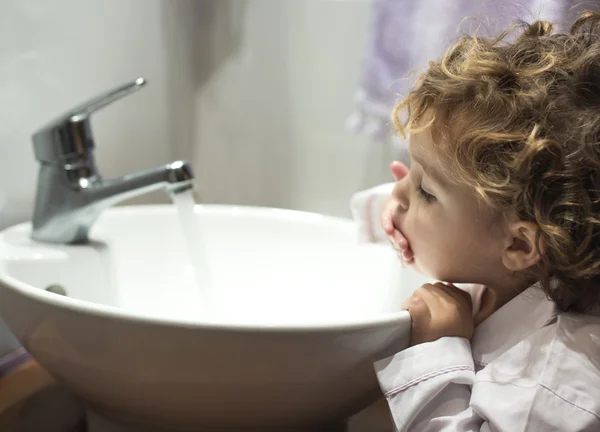 Little girl washing her face — Stock Photo, Image