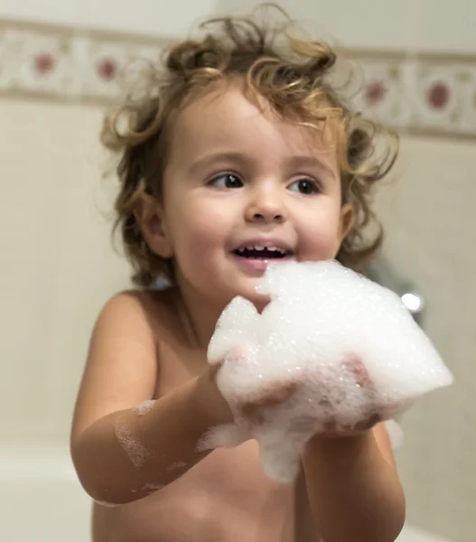 Bambina nella vasca da bagno — Foto Stock