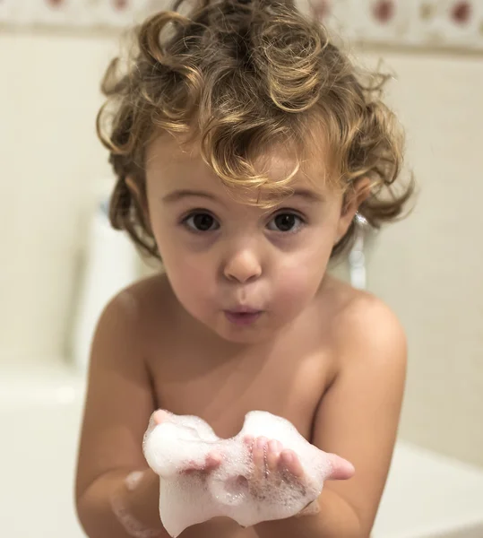 Bambina nella vasca da bagno — Foto Stock