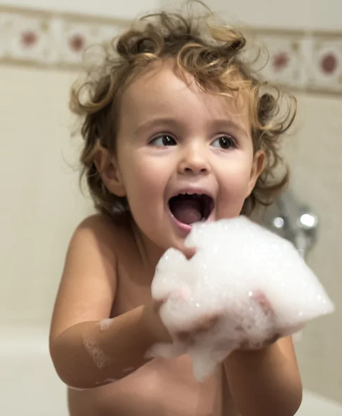 Bambina nella vasca da bagno — Foto Stock