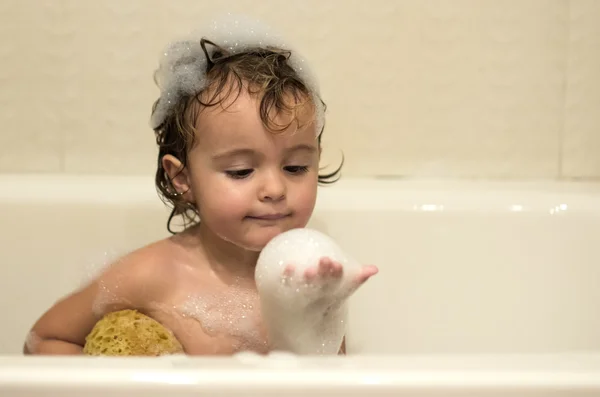 Bambina nella vasca da bagno — Foto Stock