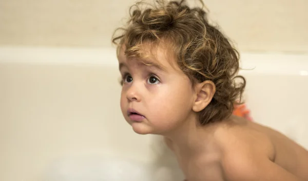 Bambina nella vasca da bagno — Foto Stock