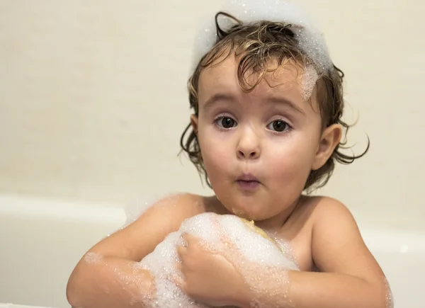 Bambina nella vasca da bagno — Foto Stock